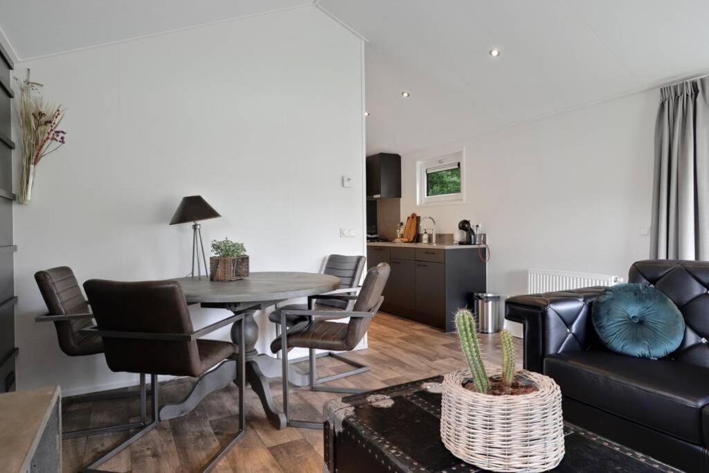 Luxe Chalet In Oosterwolde In Friesland, Op Rustig Park Met Uitzicht Op Meer En Strandje Extérieur photo
