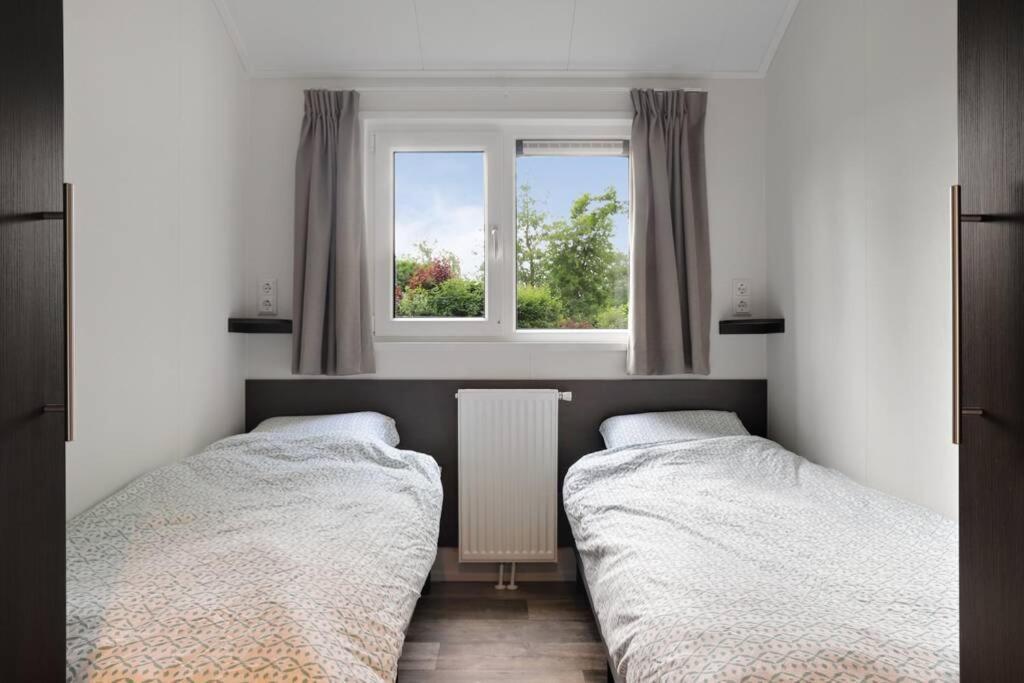 Luxe Chalet In Oosterwolde In Friesland, Op Rustig Park Met Uitzicht Op Meer En Strandje Extérieur photo