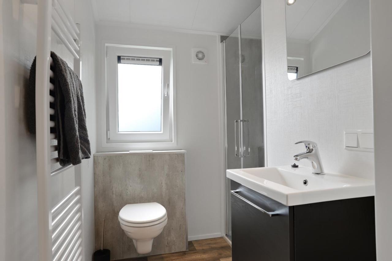 Luxe Chalet In Oosterwolde In Friesland, Op Rustig Park Met Uitzicht Op Meer En Strandje Extérieur photo