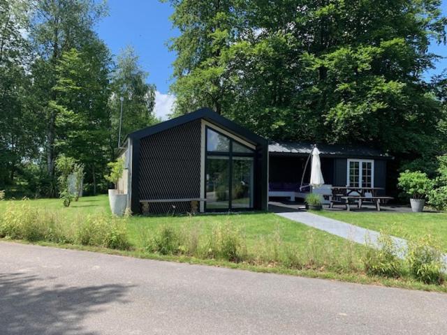 Luxe Chalet In Oosterwolde In Friesland, Op Rustig Park Met Uitzicht Op Meer En Strandje Extérieur photo